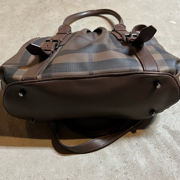 Authentic Burberry handbag (crossbody, shoulder, or hand carry) - Picture 4 of 11